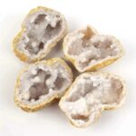 Amusants cristaux géodes de quartz naturel avec cristallisations blanches et surfaces rugueuses, parfaits pour la décoration scientifique ou comme objets de collection.