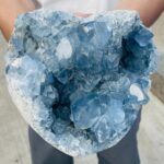 Pierres de quartz bleu brut en forme de cœur, cristaux naturels et translucides.