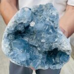 Gros plan sur un cristal de calcédoine bleue, pierre semi-précieuse utilisée en décoration et en lithothérapie, avec une texture cristalline brillante.