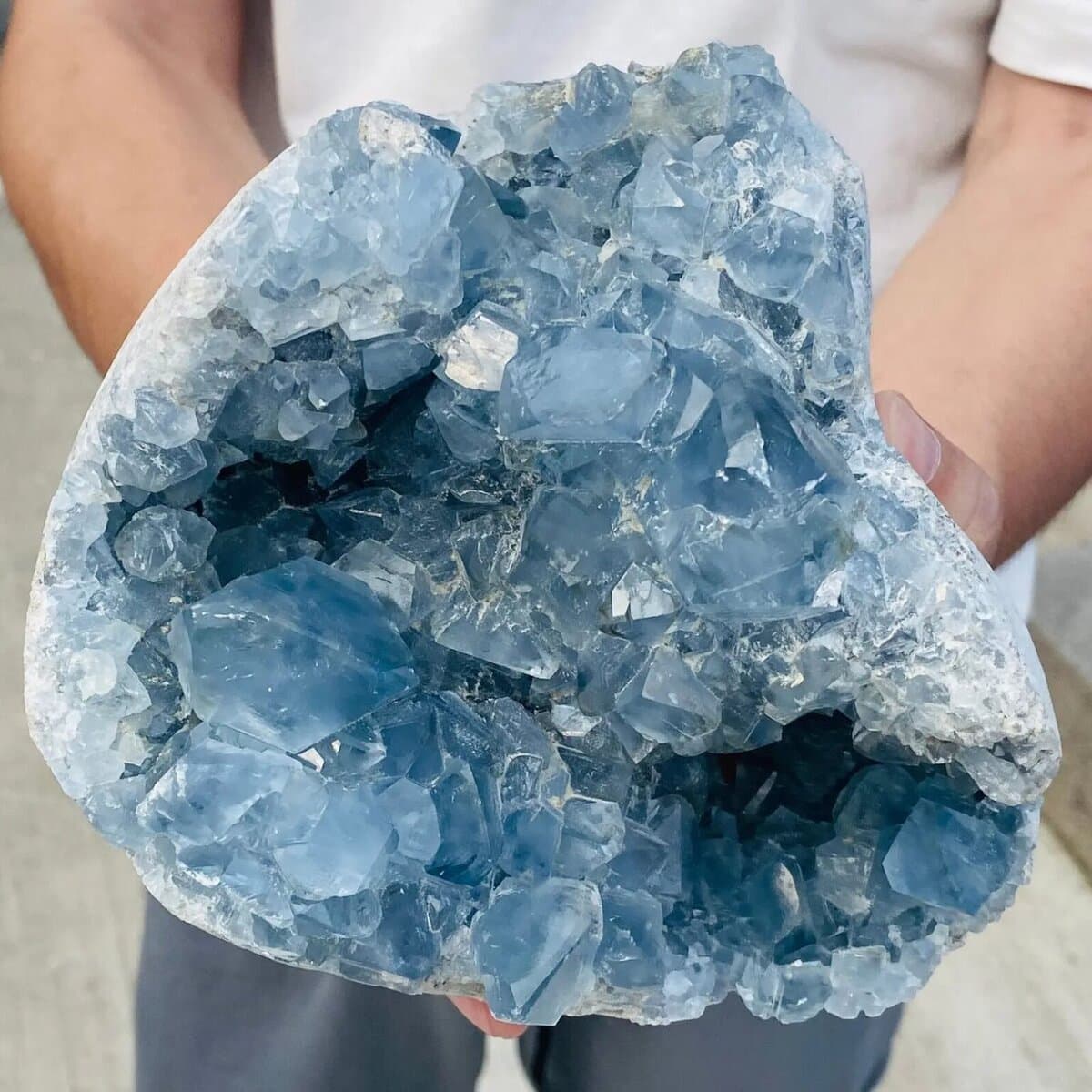 Gros plan sur un cristal de calcédoine bleue, pierre semi-précieuse utilisée en décoration et en lithothérapie, avec une texture cristalline brillante.