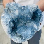 Cristal de calcédoine bleue brute, pierre semi-précieuse utilisée en décoration et en lithothérapie, avec une texture cristalline brillante.