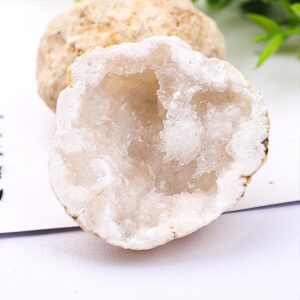 Géode de quartz blanc naturelle avec cristaux brillants, idéale pour la décoration scientifique et intérieure.