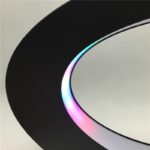 Lampe de bureau innovante avec éclairage LED multicolore, design futuriste pour décoration scientifique et moderne.