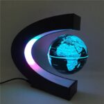 Globe lumineux en forme de planète Terre avec éclairage LED coloré, idéal pour la décoration scientifique ou éducative.