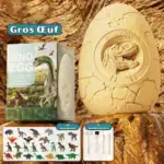 Œuf de dinosaure en pierre avec logo de crocodile, accompagné d’un kit de figurines et d’instruments pour la découverte scientifique. Parfait pour la décoration ou l’apprentissage.