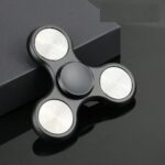 Pendentif fidget en forme de hélice, design moderne et innovant, idéal pour la décoration ou comme accessoire de relaxation, fabriqué en matériaux durables.