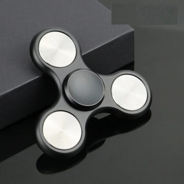 Pendentif fidget en forme de hélice, design moderne et innovant, idéal pour la décoration ou comme accessoire de relaxation, fabriqué en matériaux durables.