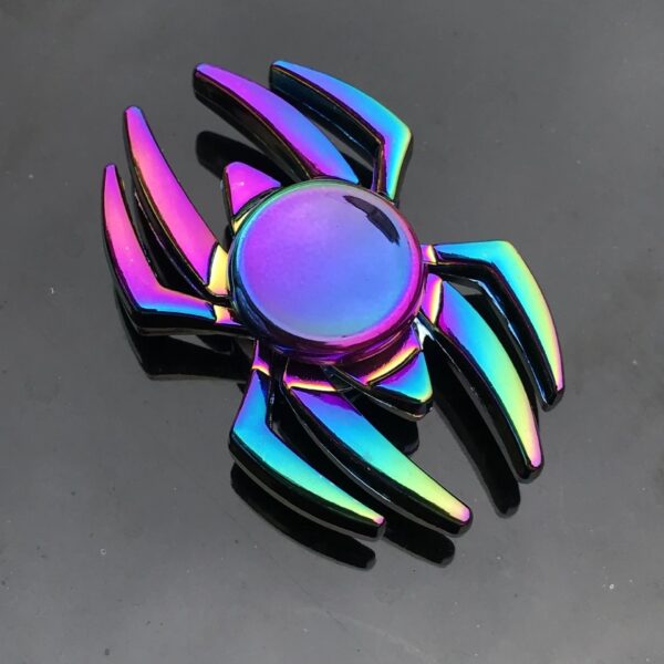 Accessoire de mode en forme de scorpion avec finition holographique multicolore.