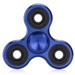 Fidget spinner en métal bleu avec trois branches, conçu pour la détente et la concentration, idéal pour les amateurs de gadgets scientifiques et de décoration de style industriel.