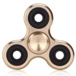 Fidget spinner en métal doré avec trois branches, chaque branche équipée d'un roulement noir, conçu pour la détente et la concentration.