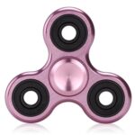 Fidget spinner en métal rose avec trois branches et roulements en plastique noir, conçu pour la détente et la concentration.