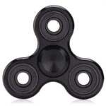 Fidget spinner en plastique noir, jouet antistress populaire, idéal pour la détente et la concentration. Parfait pour les bureaux, écoles ou à la maison.