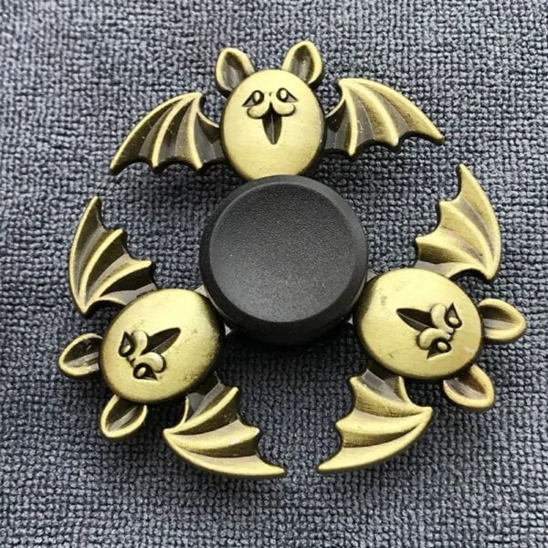 Pendentif en forme de chauve-souris vintage en métal, parfait pour la décoration ou comme accessoire unique.