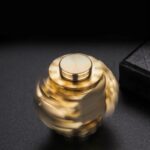 Boule de fidget en métal doré, conçue pour la détente, la concentration et le soulagement du stress, idéale pour les amateurs d'objets scientifiques et décoratifs.