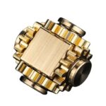 Pignon de transmission en métal doré avec engrenages, idéal pour les projets scientifiques ou de décoration inspirés de la mécanique.