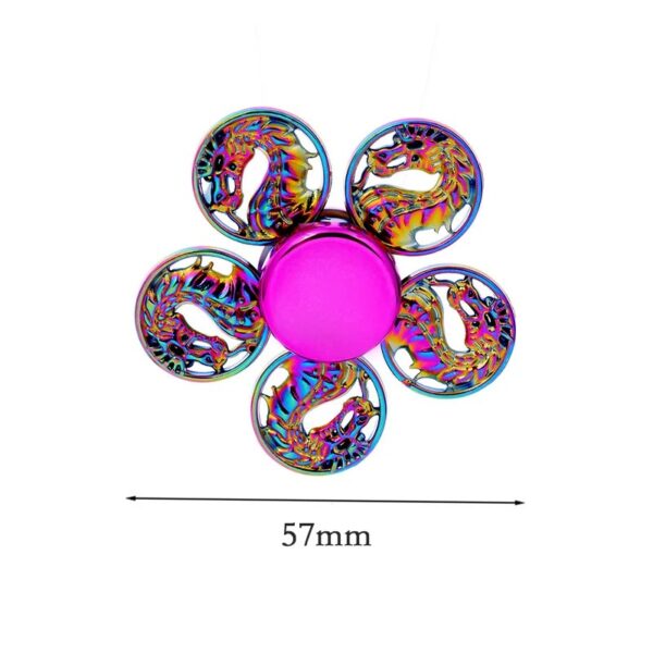 Un objet scientifique coloré en forme de fleur avec cinq pétales, chaque pétale représentant un dragon en métal irisé, avec un centre rose vif. La taille de l'objet est de 57 mm.