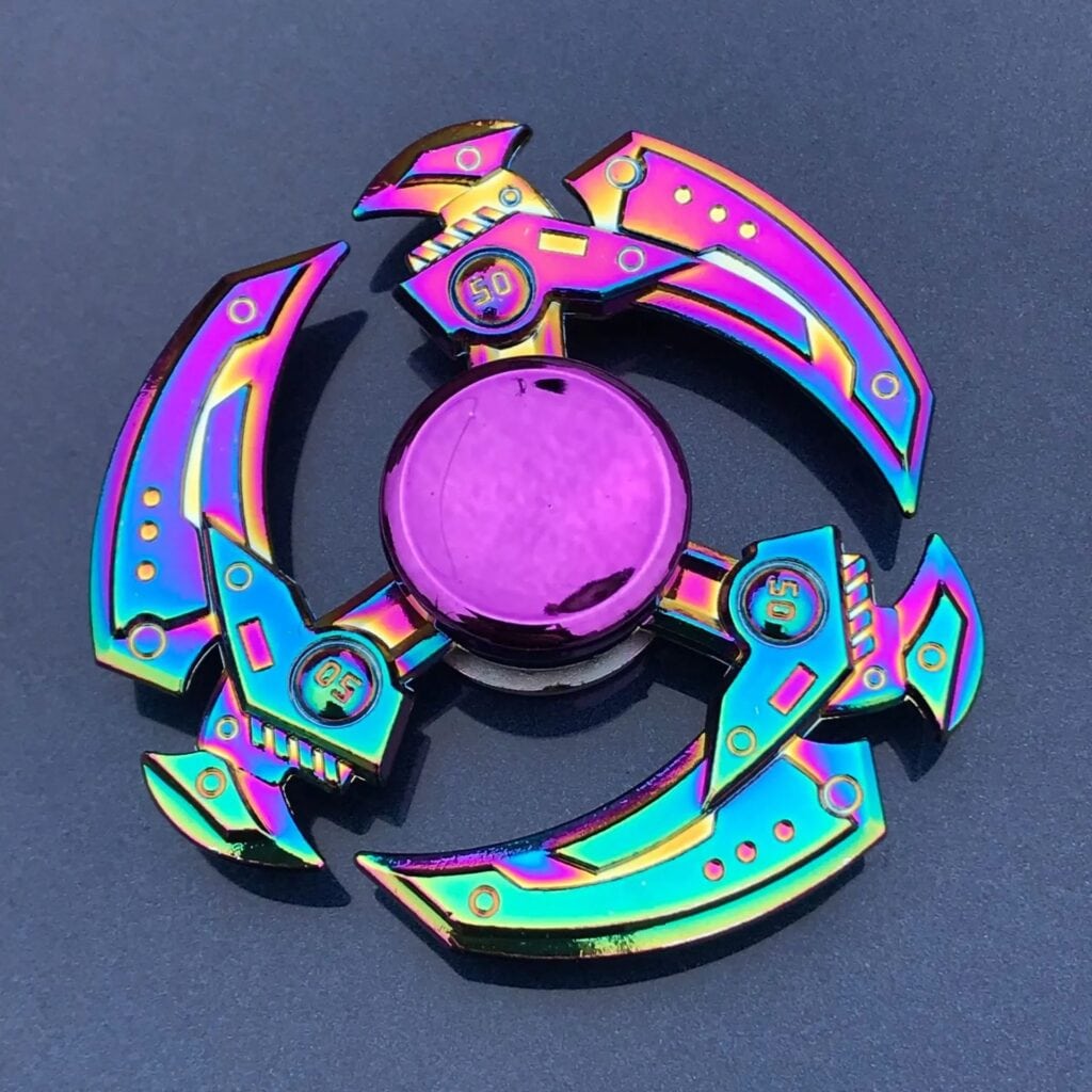 Pièce de collection futuriste en métal iridescent avec design technologique.