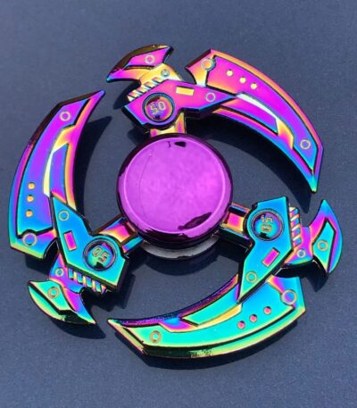 Pièce de collection futuriste en métal iridescent avec design technologique.