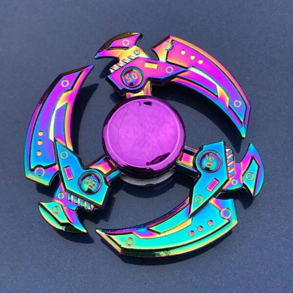Pièce de collection futuriste en métal iridescent avec design technologique.