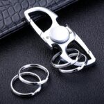Porte-clés multifonction en métal avec décapsuleur, pratique et élégant, idéal pour les amateurs de gadgets et accessoires de style industriel.