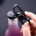 Décapsuleur multifonctionnel pour bouteilles, pratique et innovant, idéal pour ouvrir facilement vos bouteilles de boissons.