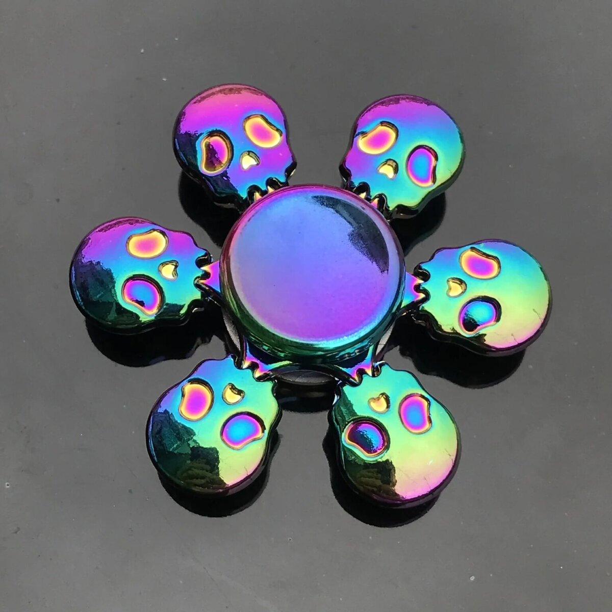 Pendentif en forme de crâne avec un design arc-en-ciel vibrant, fabriqué en métal coloré, idéal pour la décoration ou comme accessoire de mode original.