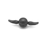 Porte-clés original en forme de sphère avec ailes en métal noir, parfait pour les amateurs de science et de décoration. Un accessoire unique qui allie style et passion scientifique.