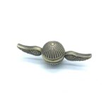 Accessoire en métal avec des ailes, inspiré par la science et la technologie, parfait pour la décoration ou comme objet de collection. Design unique évoquant la liberté et l'innovation scientifiq.
