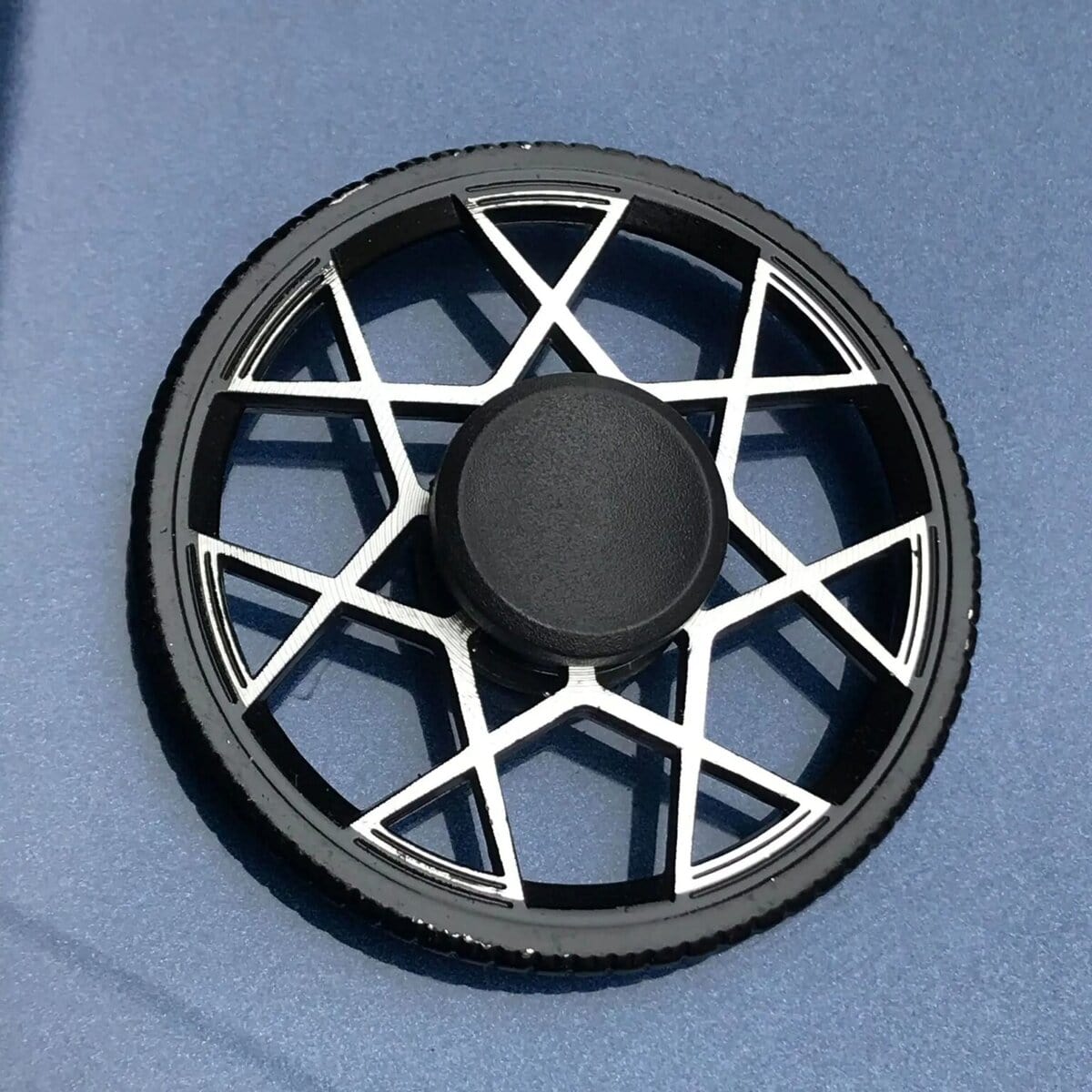 Poulie de moteur pour machine à café, pièce détachée en plastique noir avec un design en étoile blanche, utilisée pour la transmission de mouvement dans les appareils électroménagers.