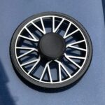 Pièce de centrifugeuse de laboratoire avec rotor en métal et couvercle noir, utilisée pour la séparation des composants biologiques ou chimiques.