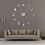 Horloge murale avec symboles scientifiques et médicaux.