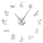 Balancier d'horloge avec symboles scientifiques et médicaux.