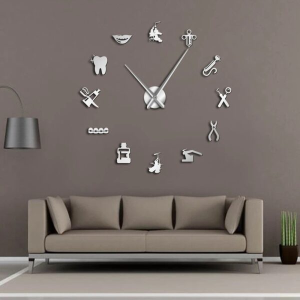 Horloge murale avec symboles scientifiques et médicaux.