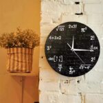 Horloge murale avec chiffres et formules mathématiques, idéale pour décoration de bureau ou salle d'étude. Design original combinant science et style contemporain.