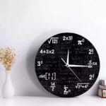 Horloge murale noire avec formules mathématiques blanches, idéale pour décoration scientifique ou mathématique.