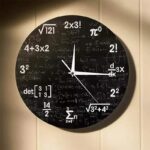 Horloge murale décorative avec formules mathématiques et scientifiques, idéale pour un espace de travail ou une salle de classe, alliant style et inspiration scientifique.