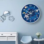 Balancier d'horloge mural avec design spatial et astronautes pour décoration enfant.