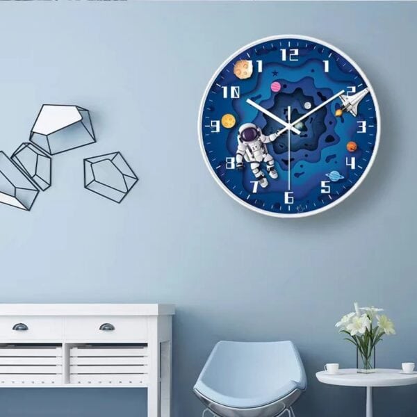 Balancier d'horloge mural avec design spatial et astronautes pour décoration enfant.