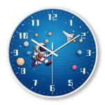 Horloge murale avec thème spatial et planètes.