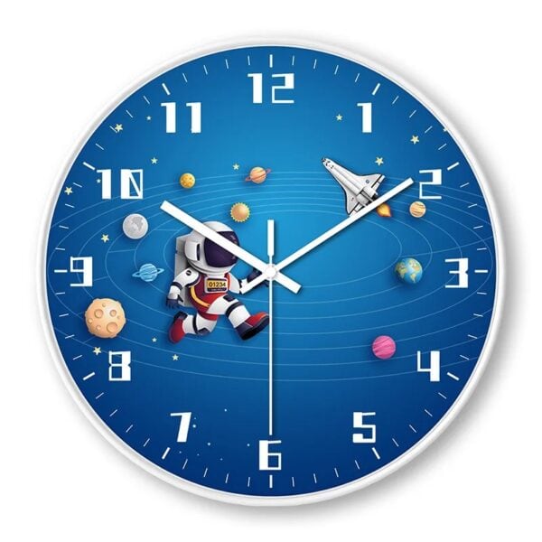 Horloge murale avec thème spatial et planètes.