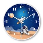 Horloge murale avec thème spatial, featuring un astronaute, la lune, des planètes et un vaisseau spatial, idéale pour une décoration scientifique ou pour les amateurs d'astronomie.