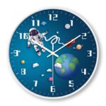 Horloge murale décorative avec thème spatial, astronaute flottant dans l'espace, planètes et Terre illustrée, idéale pour décoration éducative ou scientifique.