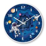 Horloge murale décorative à thème spatial avec astronautes, fusée et planètes, idéale pour une décoration de style scientifique ou pour les amateurs d'astronomie.
