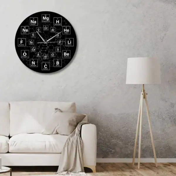 Horloge murale moderne avec design du tableau périodique, idéale pour une décoration scientifique et contemporaine dans un salon ou un bureau.