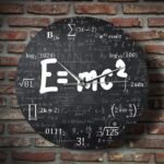 Horloge murale avec design d'équations mathématiques et scientifiques, idéale pour décoration de bureau ou salle d'étude, alliant style moderne et passion pour la science.