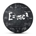 Horloge avec équation E=mc² et formules scientifiques, décoration de style scientifique pour un intérieur éducatif ou de laboratoire.