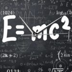 Illustration d'une horloge intégrée dans une équation d'Einstein, entourée de diverses formules mathématiques et scientifiques sur un fond noir.