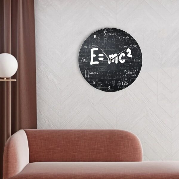 Horloge murale scientifique avec formules mathématiques et équations physiques.