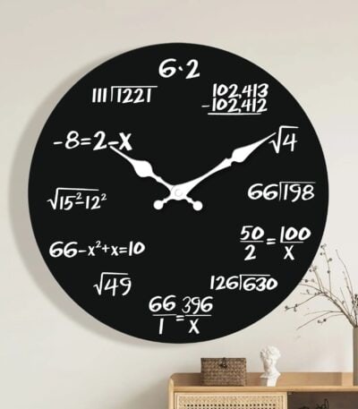 Horloge murale design avec chiffres et formules mathématiques, décoration originale pour un espace scientifique ou éducatif.