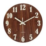 Horloge murale en bois avec chiffres blancs et mouvement quartz silencieux.